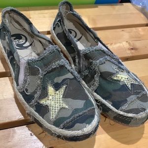 Rebels - distressed Slip ons Sneakers camo NWOT - Size 7